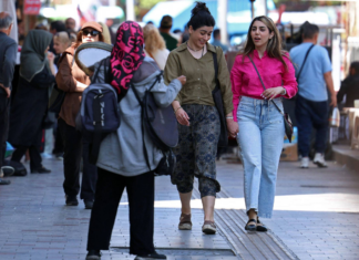 Mulheres desafiam o véu obrigatório após cessar-fogo no Irã