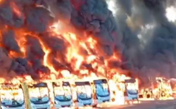 Incêndio de grandes proporções destrói 27 ônibus em garagem; veja vídeo
