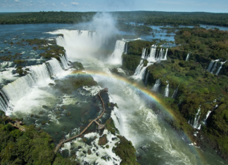 Turista pula nas águas das Cataratas do Iguaçu para pegar celular; veja vídeo
