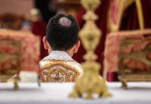 Missa em latim, padre de costas e ordenação de bispos: entenda a crise entre Leão XIV e grupo católico ultraconservador