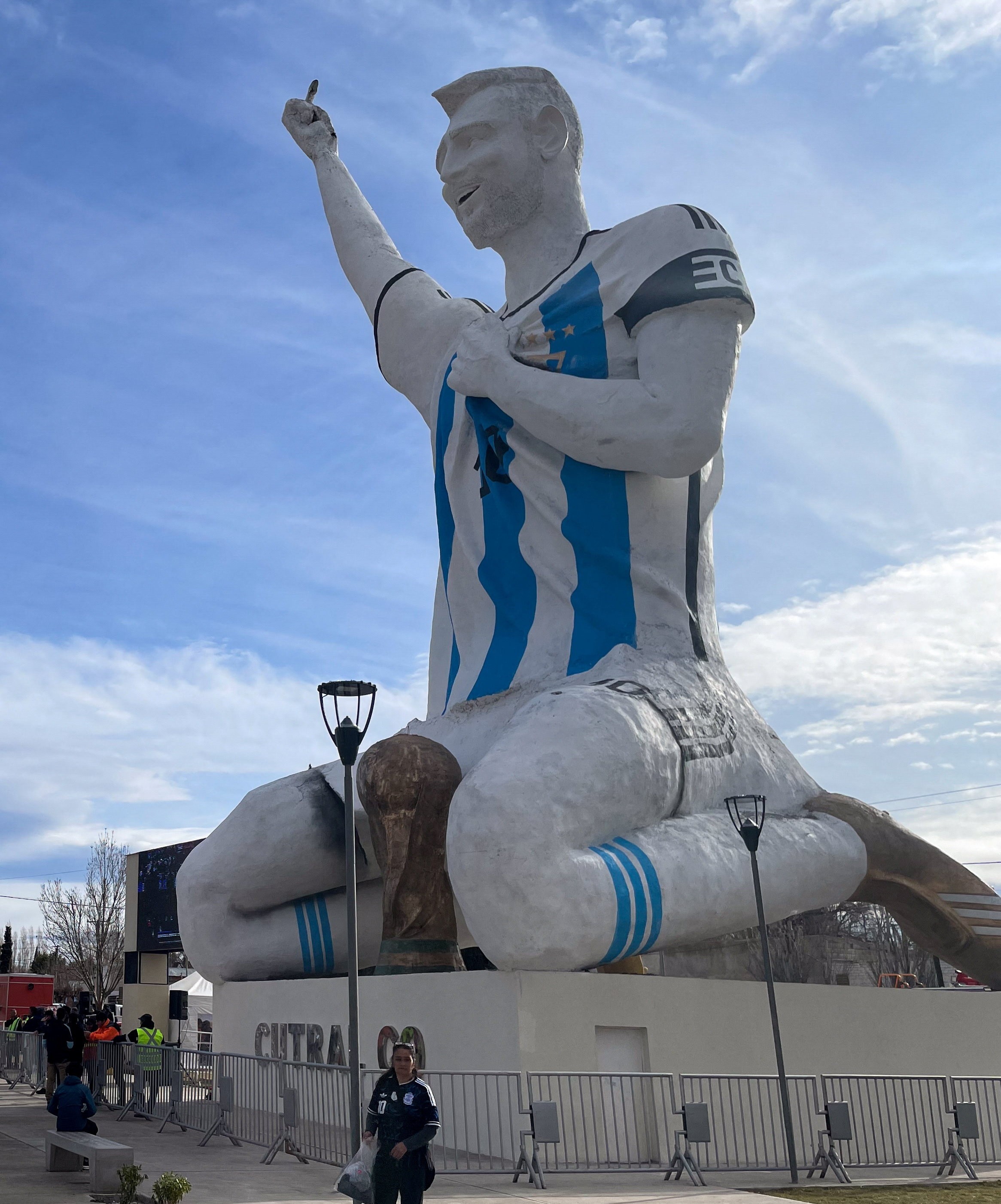 Em cidade da Patagônia com estátua de Messi de 26 metros, argentinos comemoram vaga na final da Copa do Mundo
