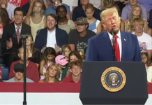 VÍDEO: jovem zomba e faz caretas durante discurso de Trump em comício nos EUA