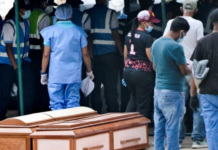 Como é o necrotério improvisado onde cadáveres se acumulam a céu aberto após terremotos na Venezuela: 'Estou com medo do que vou encontrar lá'