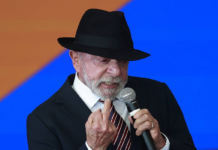 Lula mostra o dedo do meio em evento oficial ao criticar quem diz que 'pobre nao gosta de coisa boa'