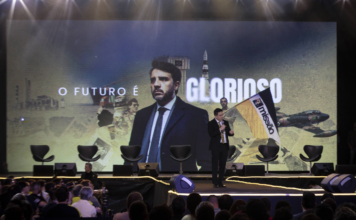 Renan Santos mira ataques a Flávio em evento do Missão e defende 'matar quem roubar'