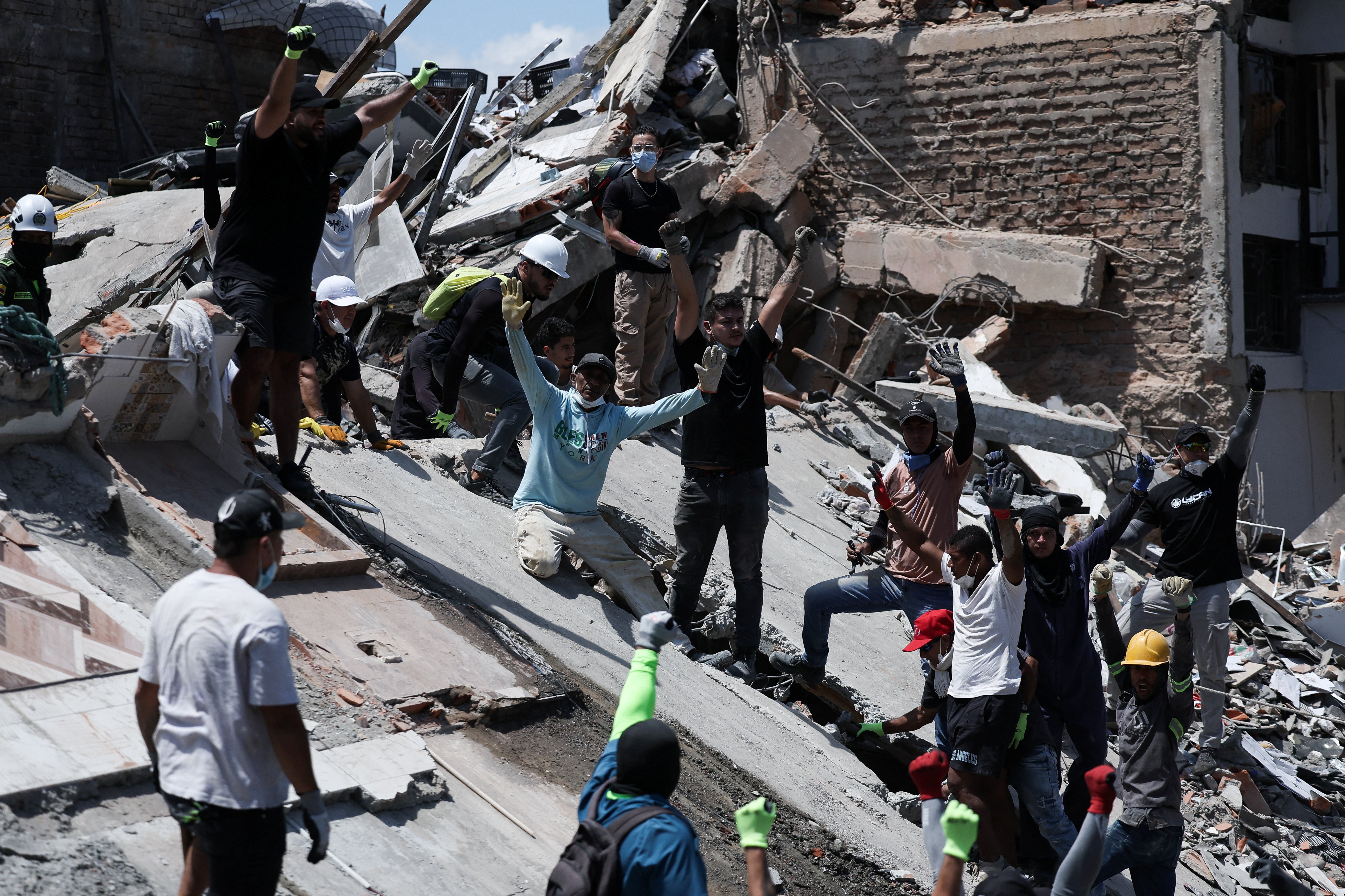 VÍDEO: Cachorro é resgatado de escombros de terremoto na Colômbia