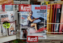 Macron é criticado por foto em jet ski em meio a onda de calor e incêndios na França