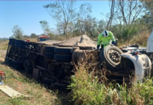 Motorista morre após carreta sair da pista e tombar na BR-364