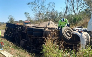 Motorista morre após carreta sair da pista e tombar na BR-364