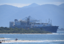 Navio é atingido por projétil perto de Omã em meio à expectativa de novos ataques dos EUA e Israel ao Irã
