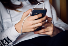 'Dinheiro fácil': Como grupos armados estão usando Facebook e TikTok para recrutar menores na Colômbia