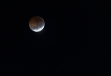 Eclipse lunar ocorre nesta quinta e sexta-feira; veja fotos