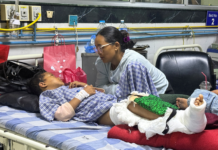 Mãe reencontra filho de 8 anos que subiu em árvores para sobreviver à avalanche no Nepal: 'Achei que tivesse morrido'