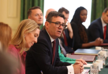 Governo britânico ensina regras de convivência para requerentes de asilo