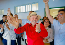 Lula pede em live que militância dissemine 'verdade' contra 'negacionistas' e ignora crise no STF