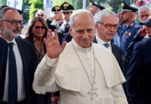Papa foi submetido à fisioterapia respiratória, voltou a comer e está andando, diz Vaticano