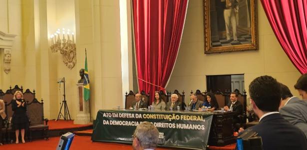 Ex-ministros do STF e juristas assinam carta e fazem ato pela democracia