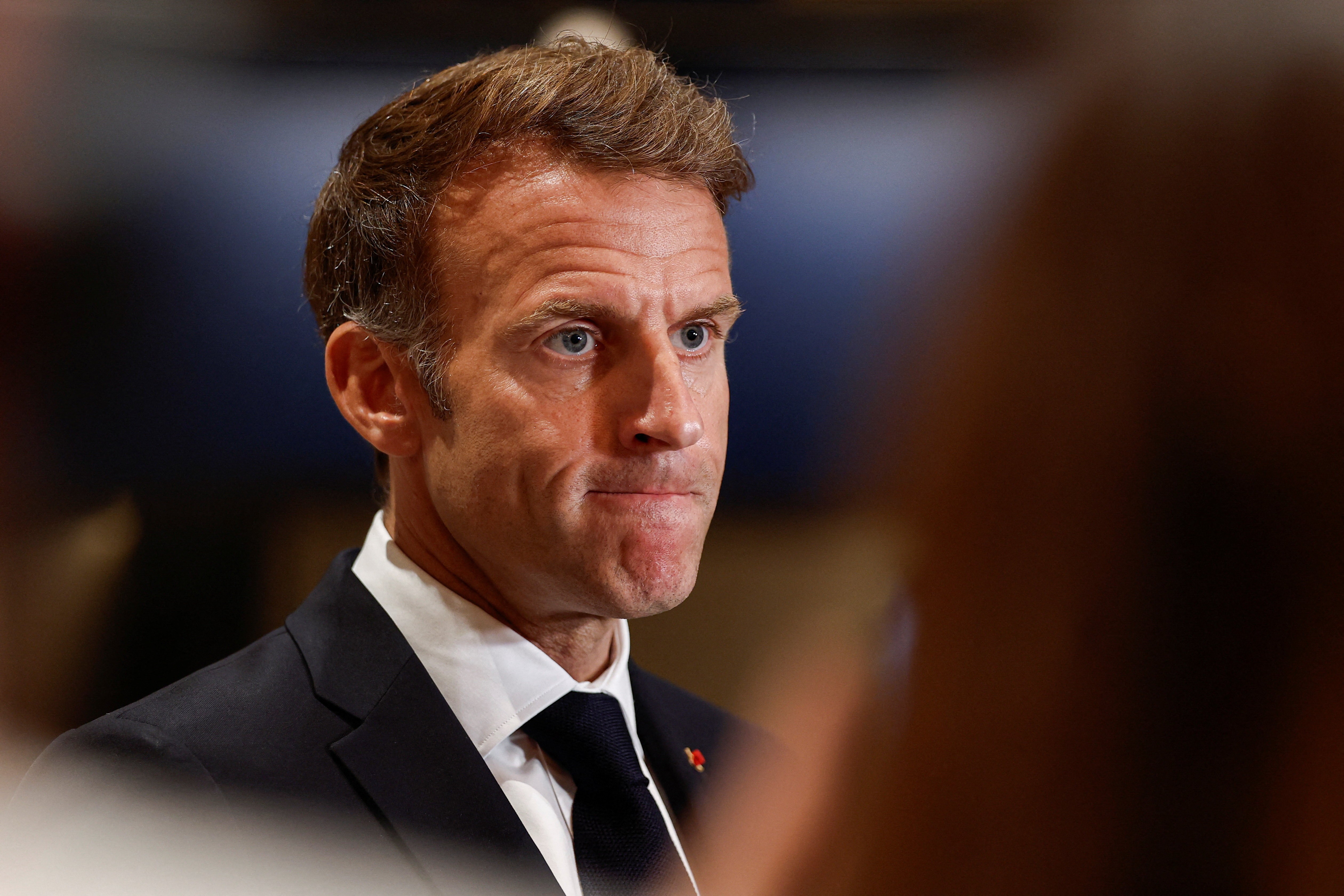 Macron diz que ataque a tiros nos arredores de Paris foi ato 'terrorista e racista'