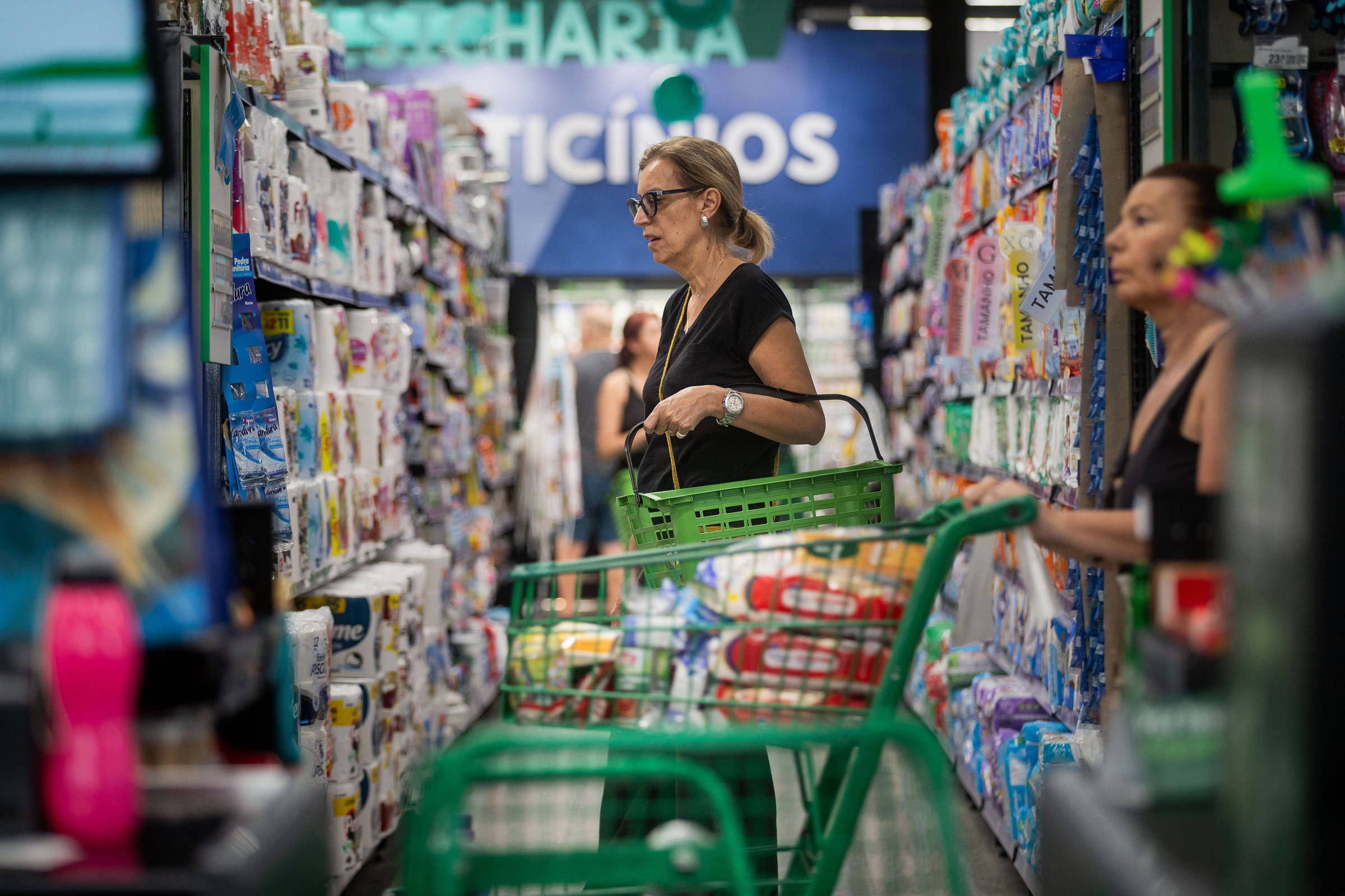Economistas reduzem previsão de inflação, PIB e dólar neste ano