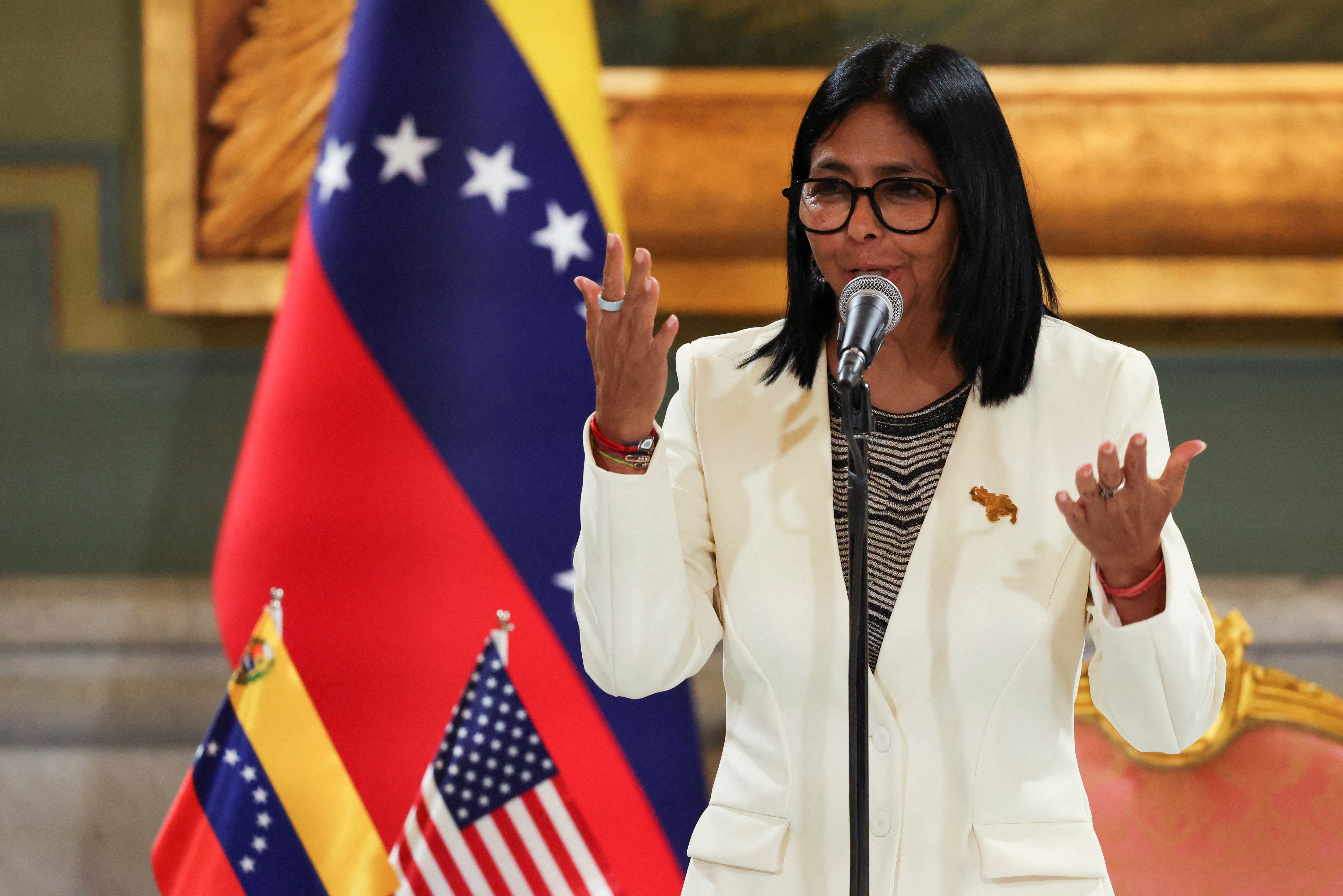 Presidente da Venezuela diz que vai oferecer ativos estatais ao setor privado e a antigos proprietários