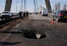 VÍDEO: drone russo atinge ponte movimentada em Kiev; 2 ficam feridos
